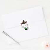 Grappige witte kat is een heks ronde sticker (Envelop)