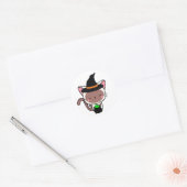 Grappige witte kat is een heks ronde sticker (Envelop)