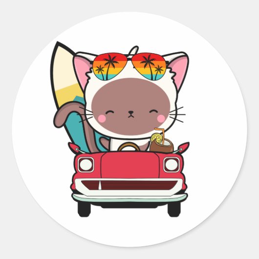 Grappige witte kat rijdt naar het strand ronde sticker (Voorkant)