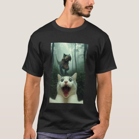 Grappige witte kat selfie met T-Rex dinosaurus, ka T-shirt (Voorkant)