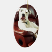 grappige witte pitbull hond op de bank keramisch ornament (Rechts)