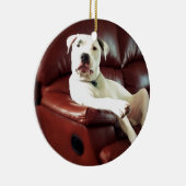 grappige witte pitbull hond op de bank keramisch ornament (Rechts)