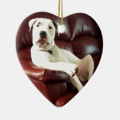 grappige witte pitbull hond op de bank keramisch ornament (Rechts)