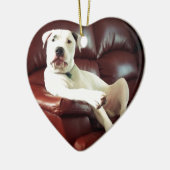 grappige witte pitbull hond op de bank keramisch ornament (Links)