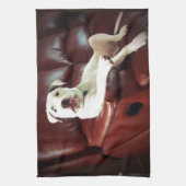 grappige witte pitbull hond op de bank theedoek (Verticaal)