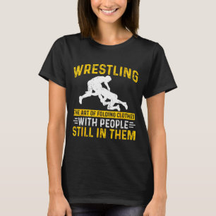 Grappige worstel kunst van het vouwen van kleren m t-shirt
