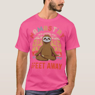 Grappige Yoga Sloth Namastay op 6 voet afstand T-shirt