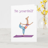 Grappige yogagiraffe 'Wees jezelf' kaart (Gele Bloem)