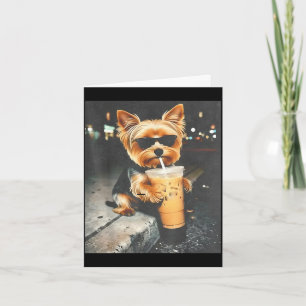 Grappige yorkie drinkt ijskoude koffie schattige h kaart