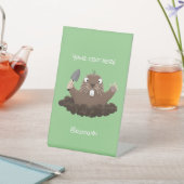 Grappige zakgoffer graaft cartoonillustratie reclamebord met voetstuk (Insitu)