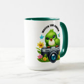 Grappige zangvogel zittend op een camera mok (Voorkant rechts)