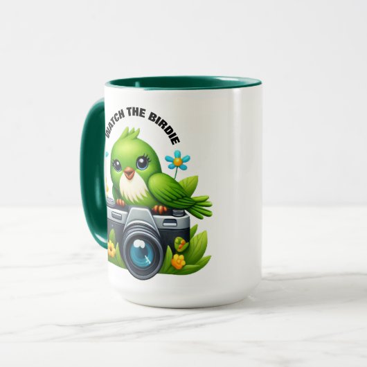 Grappige zangvogel zittend op een camera mok (Voorkant links)