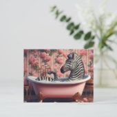 Grappige Zebra in een badkuip Roze Bloemenbadkamer Briefkaart (Staand voorkant)