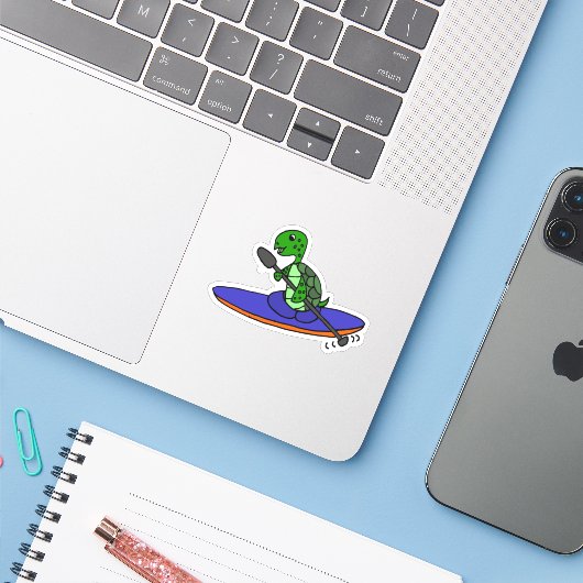 Grappige Zee Turtle Kayaking Cartoon Sticker (Laptop met iPhone)