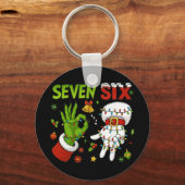 Grappige Zes Zeven 67 Meme 6 7 Kerst Elf Hand Jong Sleutelhanger (Voorkant)