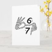 Grappige Zes Zeven 6 7 Meme 67 Skelet Hand Hallowe Kaart (Gele Bloem)