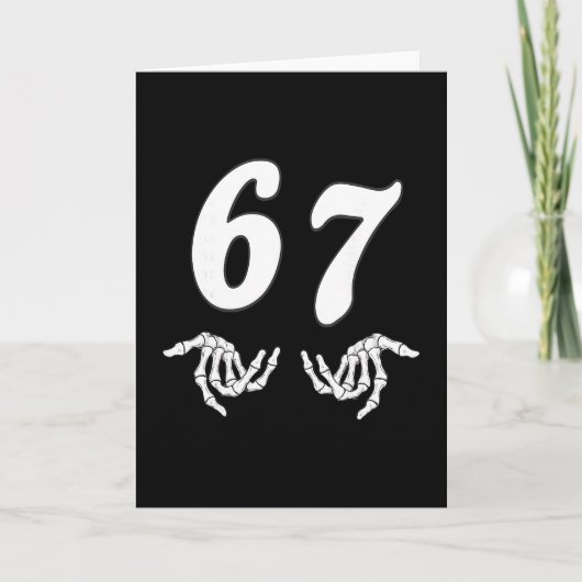 Grappige Zes Zeven 6 7 Meme 67 Skelet Hand Hallowe Kaart (Voorkant)