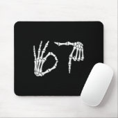 Grappige Zes Zeven 6 7 Meme 67 Skelet Hand Hallowe Muismat (Met muis)