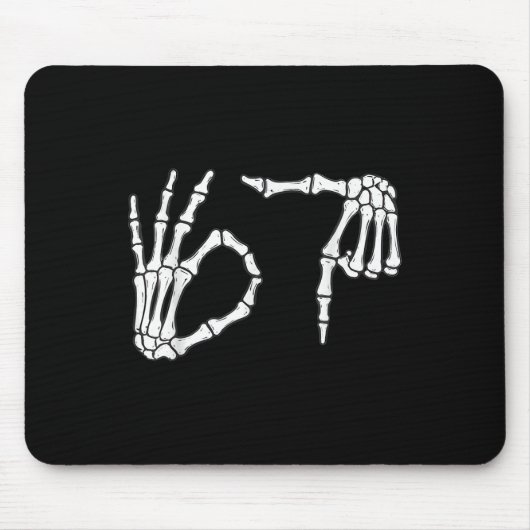 Grappige Zes Zeven 6 7 Meme 67 Skelet Hand Hallowe Muismat (Voorkant)
