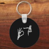 Grappige Zes Zeven 6 7 Meme 67 Skelet Hand Hallowe Sleutelhanger (Voorkant)