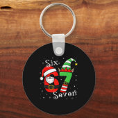 Grappige Zes Zeven 6 7 Meme Kerstman Elf Nummer Sleutelhanger (Voorkant)