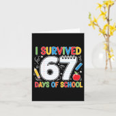 Grappige zes zeven school meme overleefde 67 dagen kaart (Gele Bloem)