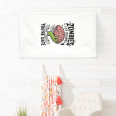 Grappige Zombie Eet Hersenen Je Bent Veilig Hallow Spandoek (Insitu)