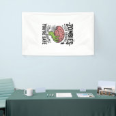 Grappige Zombie Eet Hersenen Je Bent Veilig Hallow Spandoek (Beurs)