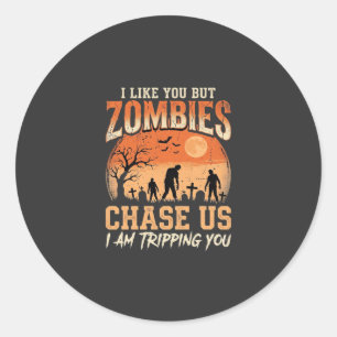 Grappige zombies Halloween achtervolgen ons ontwer Ronde Sticker