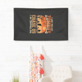 Grappige zombies halloween achtervolgen ons ontwer spandoek (Insitu)