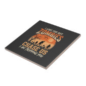 Grappige zombies halloween achtervolgen ons ontwer tegeltje (Zijkant)