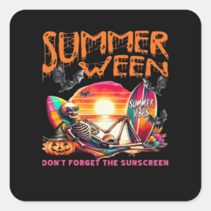Grappige zomer tussen skelet op strand bij zonsond vierkante sticker