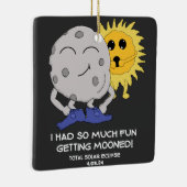 Grappige Zonsverduistering 2024 Maan Gekscherende Keramisch Ornament (Rechts)
