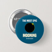 Grappige Zonsverduistering Mooning 04 08 Ronde Button 5,7 Cm (Voorkant /achterkant)