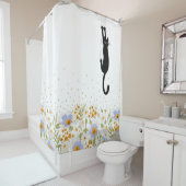 Grappige zwarte kat die op bloemen hangt douchegordijn (In situ)