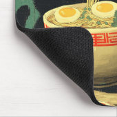 Grappige zwarte kat die Ramen eet Muismat (Hoek)