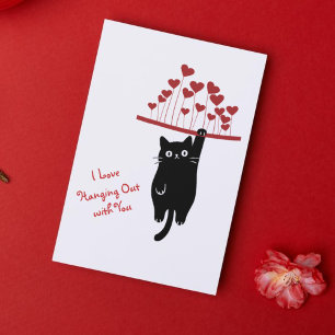 Grappige zwarte kat hangt rond op Valentijnsdag Feestdagenkaart