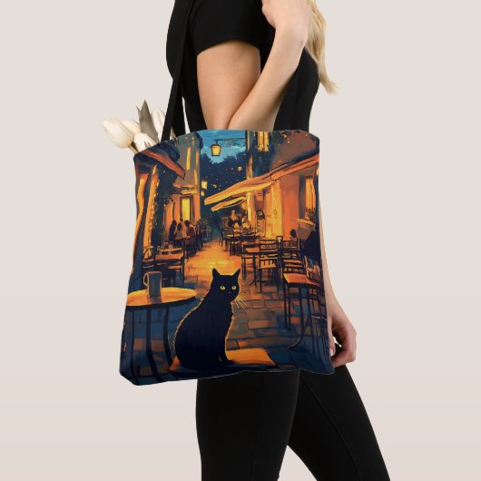 Grappige zwarte kat in het restaurant tote bag (Dichtbij)