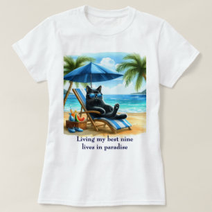 Grappige zwarte kat op het strand van het paradijs t-shirt