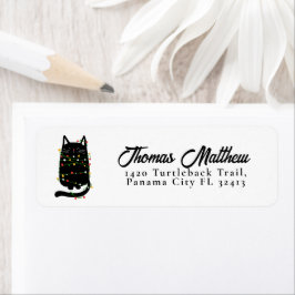 Grappige zwarte kat verstrikt in kerstlicht etiket