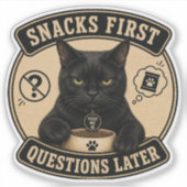 Grappige zwarte kat vinyl sticker | Snacks eerst z (Voorkant)