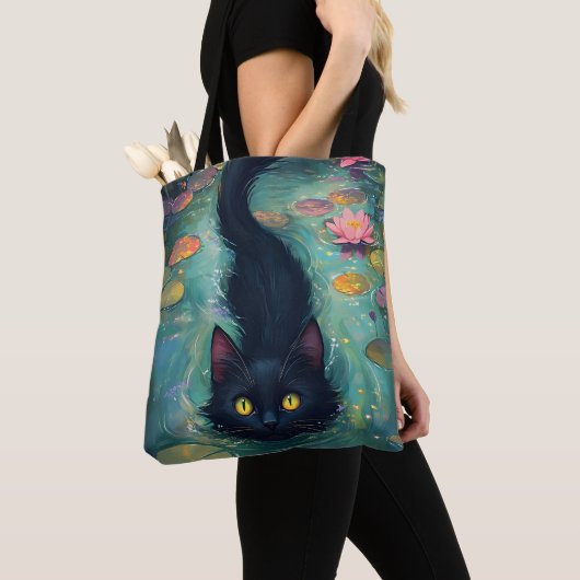 Grappige zwarte kat zwemt tote bag (Dichtbij)