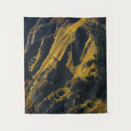 Gras bedekte berg in het najaar wandkleed