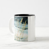 Gras in de sneeuw tweekleurige koffiemok (Voorkant links)