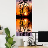 Gras in de zonsondergang boven water met reflectie poster (Thuiskantoor)