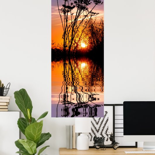 Gras in de zonsondergang boven water met reflectie poster (Thuiskantoor)