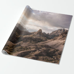 GRASS FIELD NEAR HILLS ONDER CLOUDY SKY OP DAG CADEAUPAPIER
