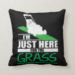 Grass Mowing Kussen<br><div class="desc">Ik ben hier voor het gras. Funny lawn mower tshirts voor gazonmaaiers. Grappig Vaderdag shirt voor de vader die altijd het gras snijdt. Grappig graszode Gift.</div>