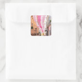 Grasse straten in Provence met roze paraplu's Pla Vierkante Sticker (Tas)
