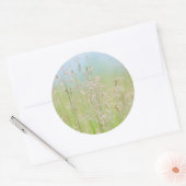 Grassen in beweging ronde sticker (Envelop)